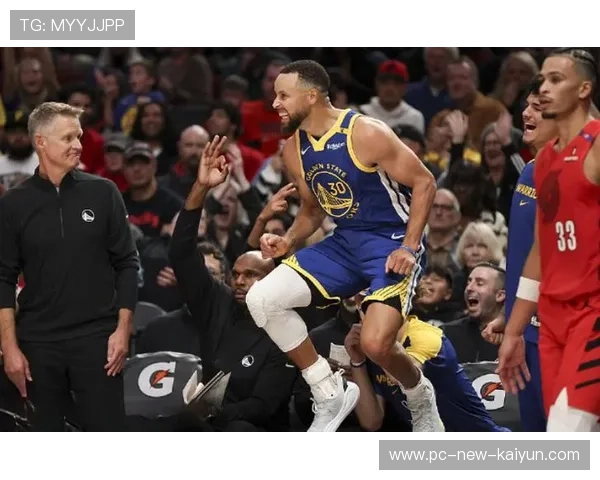 库里切入分球助攻，勇士集体发挥带走胜利